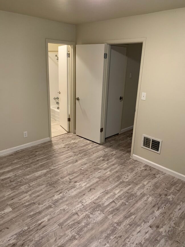 Building Photo - Thoma Street Apartments