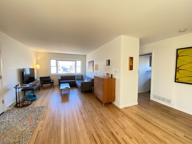 Building Photo - 3 Bed 1 Bath Ranch Home In East Boulder.