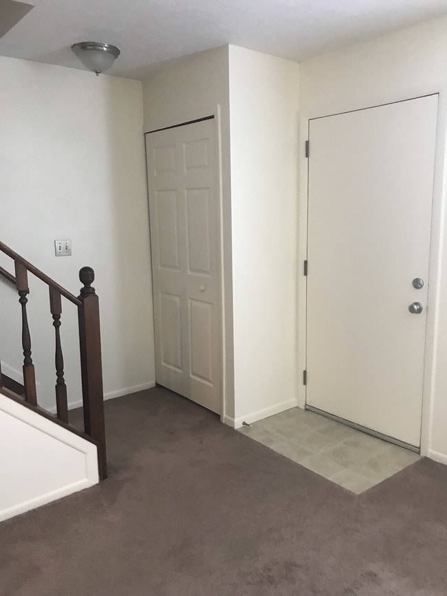 Private entry - 1006 Grace Ln