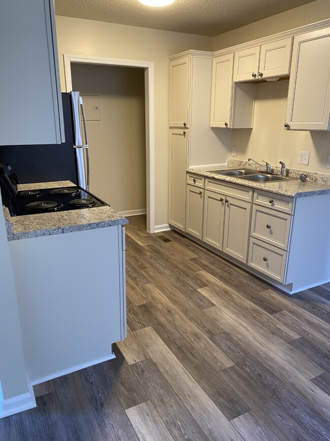 Kitchen and washer/dryer area - Monticello Gardens