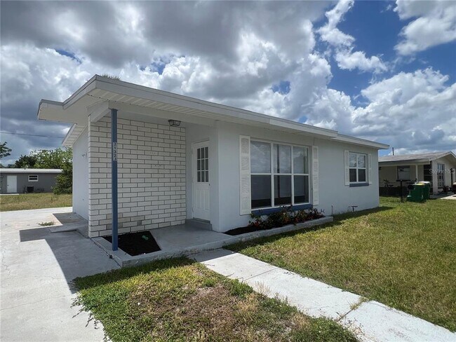 Foto del edificio - 21323 Meehan Ave