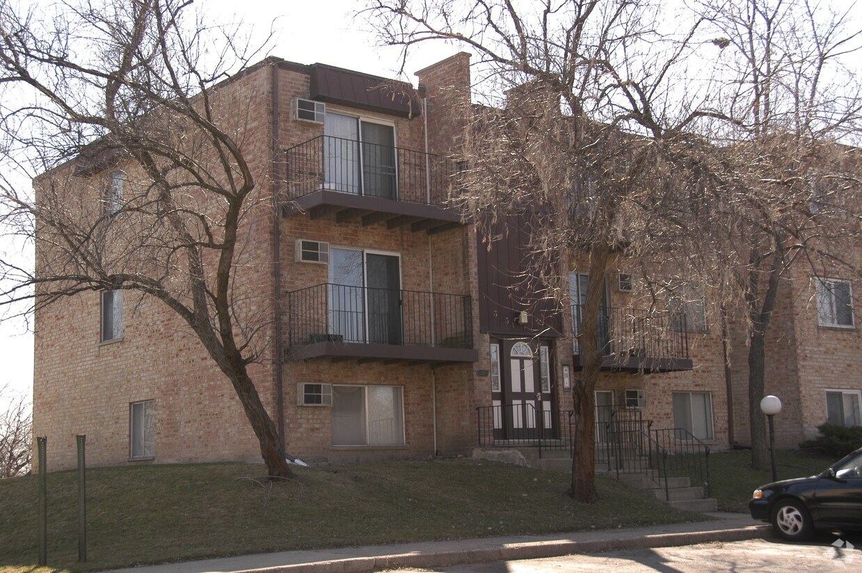 Primary Photo - 341 W Hawthorne Cir