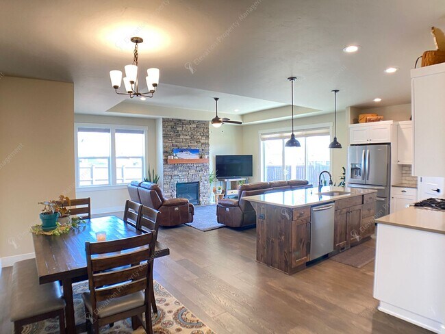 Building Photo - **Unfurnished** Single-level 3 BR-2BA  Hom...