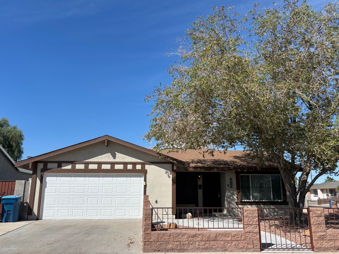 Foto principal - Charming Single-Story 4 Bed 2 Bath