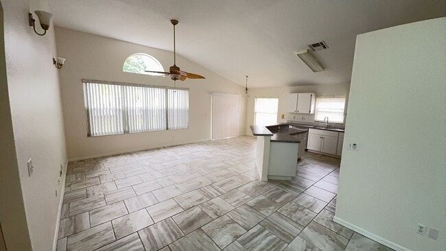 Foto del edificio - Come see this beautiful 3 bedroom, 2 bath, 2 car garage home for rent near Citrus Park Mall!