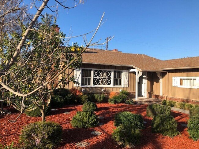 Building Photo - Charming updated 4 bedroom home on quiet s...