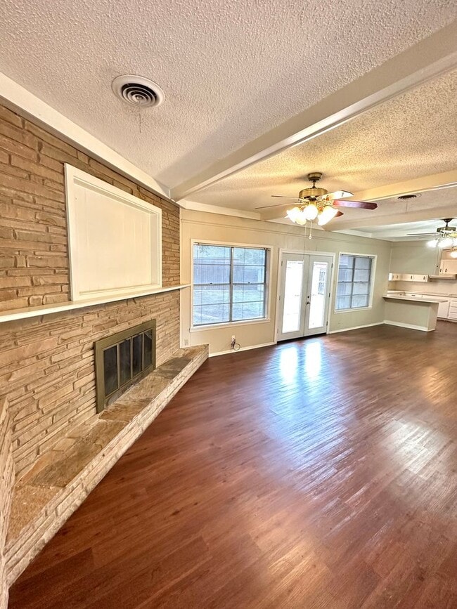 Building Photo - COMING JUNE 2026 - Spacious 3 Bedroom 2 Bathroom Home in College Hills Neighborhood!