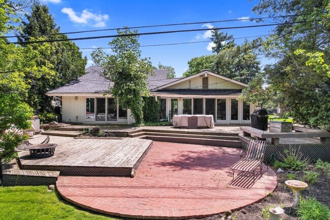Foto del edificio - 2372 Pine Lake Rd