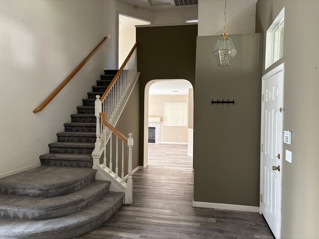 Building Photo - 4 bedroom 3 bathroom home with bedroom and...