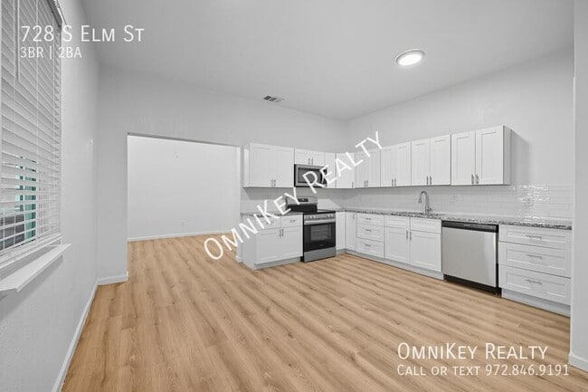 Building Photo - 728 S Elm St