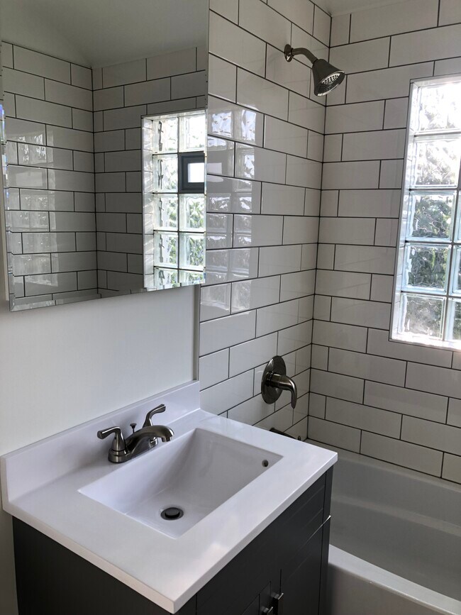 Building Photo - 10641 S Artesian Ave