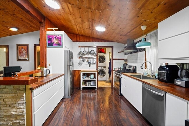 Building Photo - 3 Bedroom 2 Bath Home Located at the Top O...