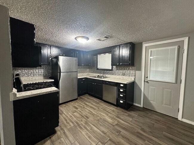 Building Photo - Welcome to this charming 3-bedroom, 1-bathroom home located in the heart of Russellville, AR.