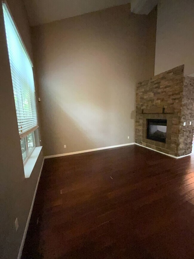 Building Photo - 10115 Avenida Vista Cerros NW