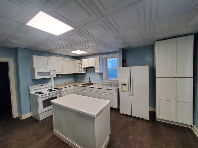 Building Photo - 548 Railroad St