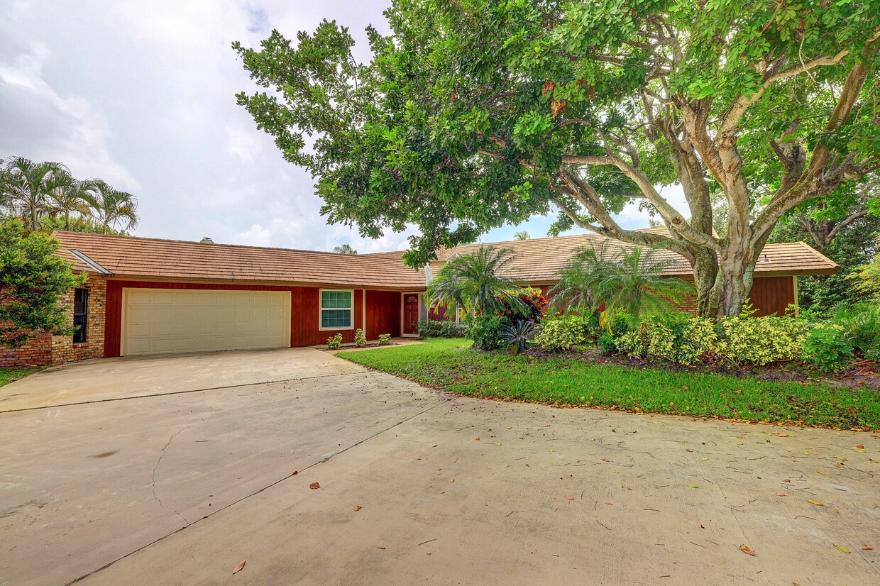 Primary Photo - 5741 SE Winged Foot Dr