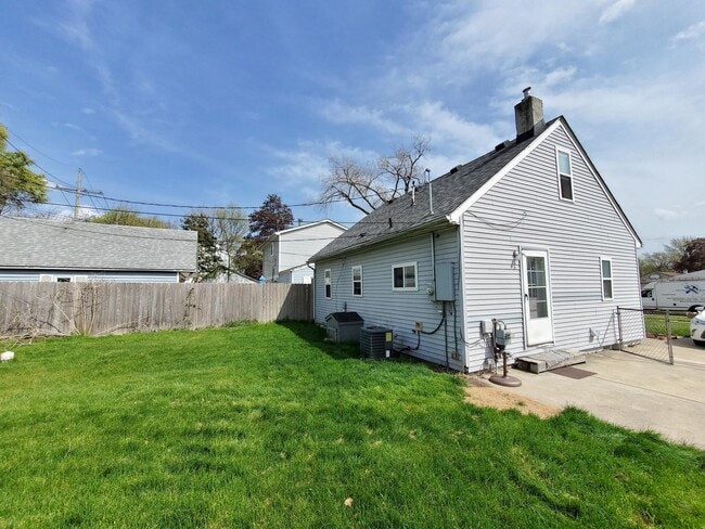 Building Photo - 1251 Kalama Ave