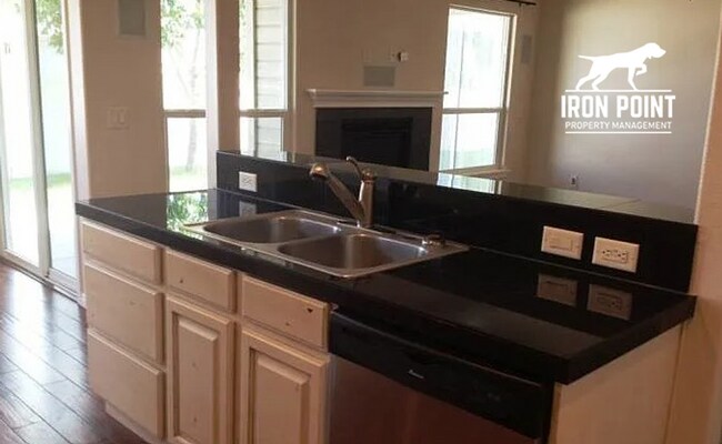 Foto del edificio - NW Meridian 3bed/2.5 bath w/3 car garage and fenced yard.
