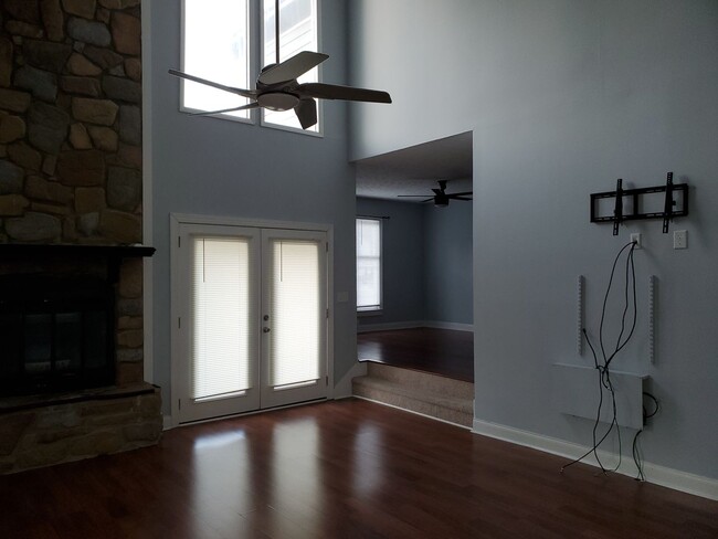 Building Photo - Beautiful contemporary home with high ceil...