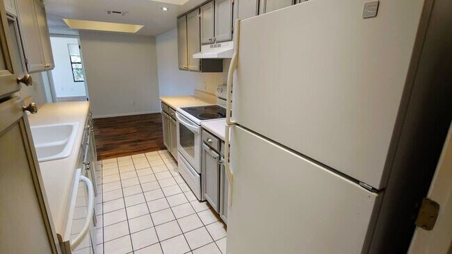 Foto del edificio - 2160 Resort Way S