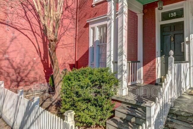 Building Photo - 138 W Clay St