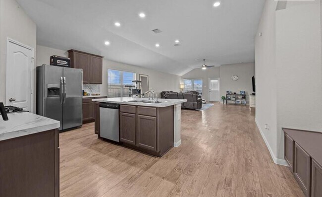 Foto del edificio - 689 Forest Bend Ln