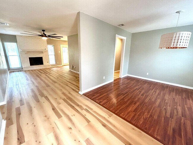 Foto del edificio - ** Application Received** AVAILABLE NOW! 3...