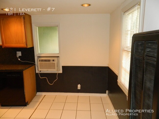 Building Photo - 621 N Leverett Ave