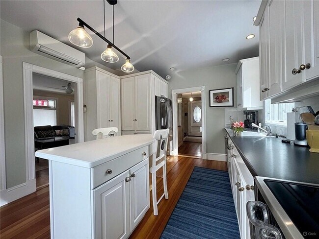 Building Photo - 9 Sylvan St