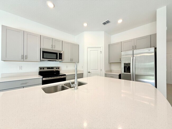 Building Photo - Designed for the way you live! 3Bedrooms/2.5Bath Edgewater Townhome