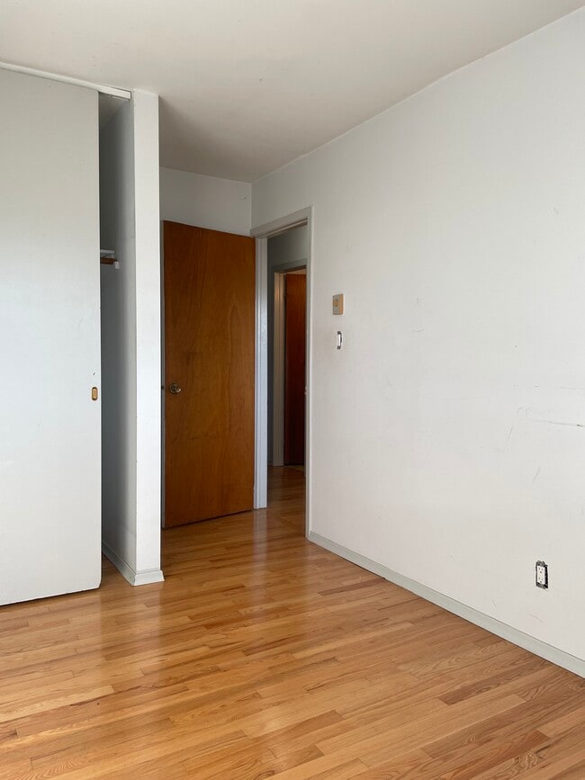 Building Photo - 400 Westwood Dr