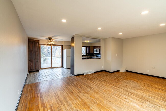 Foto del edificio - 3404 E 12th St