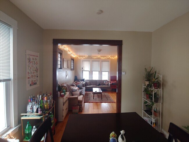 Foto del edificio - AVAILABLE JUNE 1st - 4 Bed, 1.5 Bath Bungalow