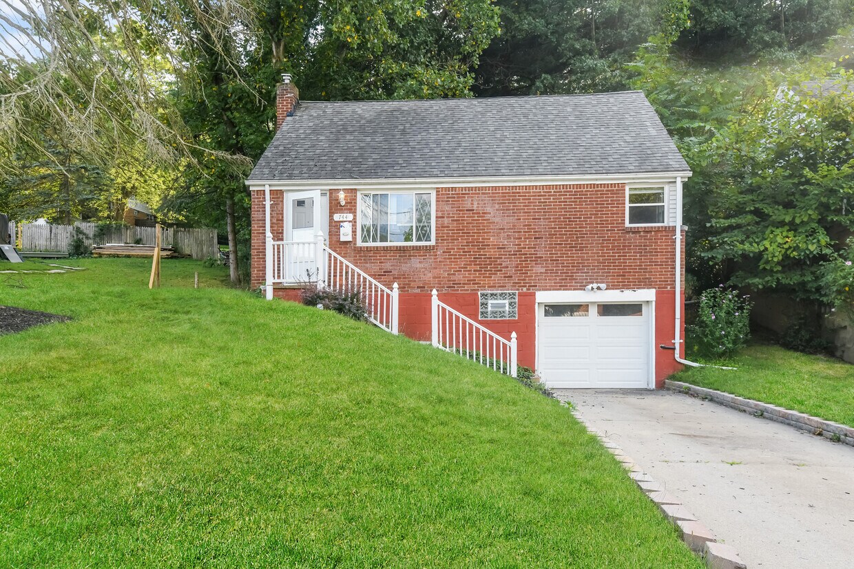 Primary Photo - 744 Parkway Ave