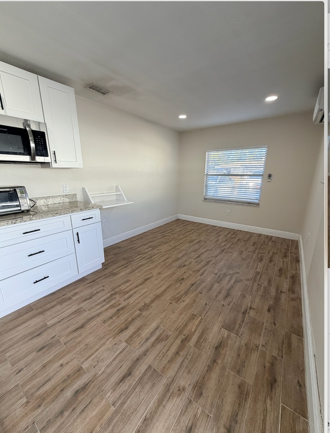 Building Photo - Midtown Studio