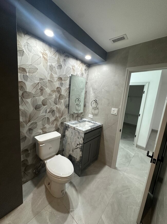 Master Bath - 3014 W Arch St
