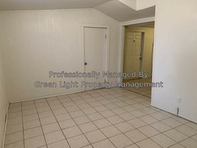 Building Photo - 824 Karnes St