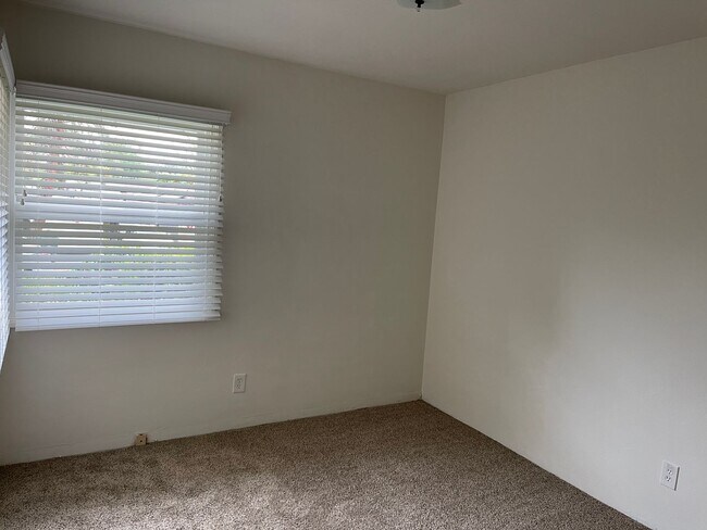 Building Photo - Charming 3 Bedroom 2 Bath Single Family Ho...