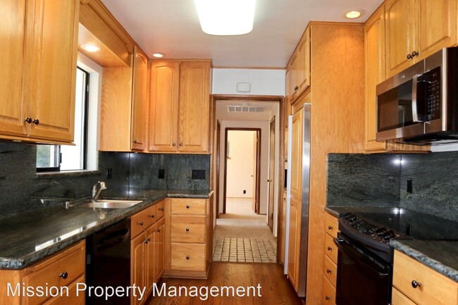 Building Photo - 4 br, 2.5 bath House - 4631 Mayfield Dr