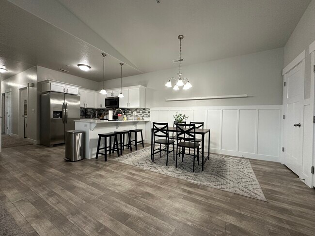 Foto del edificio - 624 N Emery Ln