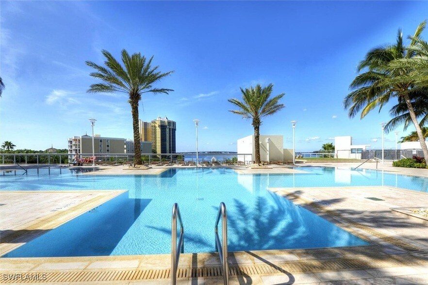 Foto principal - 3000 Oasis Grand Blvd