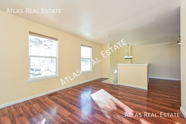 Building Photo - Charming 3 bedroom 2 bath home located in ...