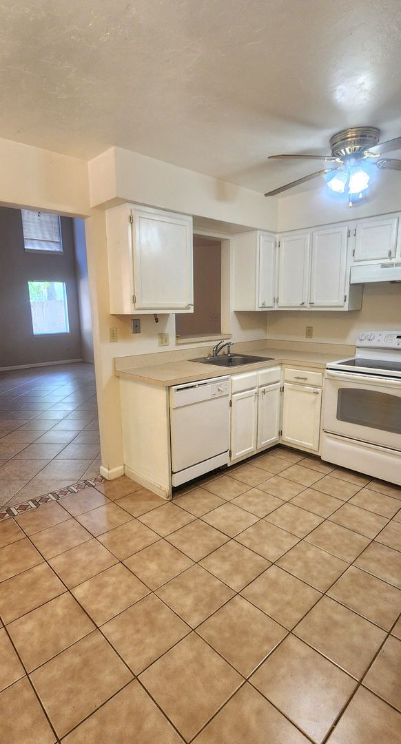 Foto del edificio - 4BR/2.5BA Home in Desirable Northridge Com...