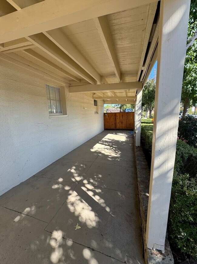 Building Photo - Close to everything super clean single lev...