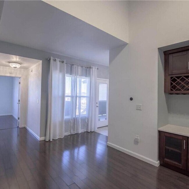 Foto del edificio - 2 Bedroom Plus Large Loft Condo with 1 Car Attached Garage