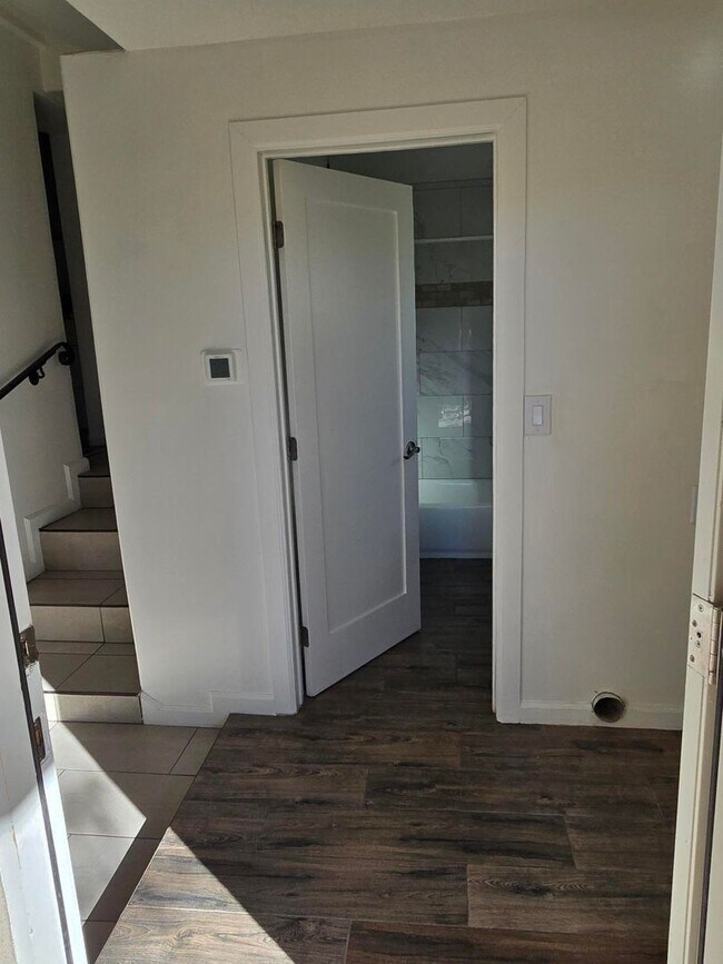 Building Photo - 332 W Illinois St