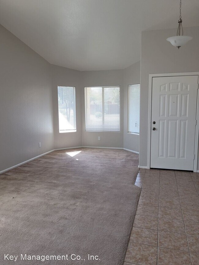 Foto del edificio - 4 br, 2.5 bath House - 15816 W. Linden St.