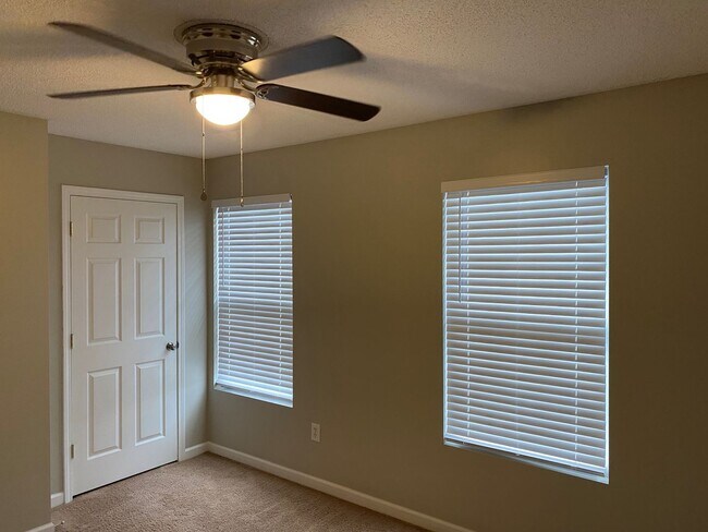 Foto del edificio - Hurry! This 2 Bed/1.5 Bath, 2-Story Condo in Gray for $1350 Won't Last!