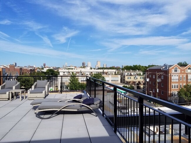 Building Photo - New Micro Studio in Lincoln Park