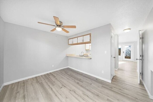 Foto del edificio - 2 bedroom unit. Pets OK! Lots of upgrades! Full size washer and dryer in unit!!